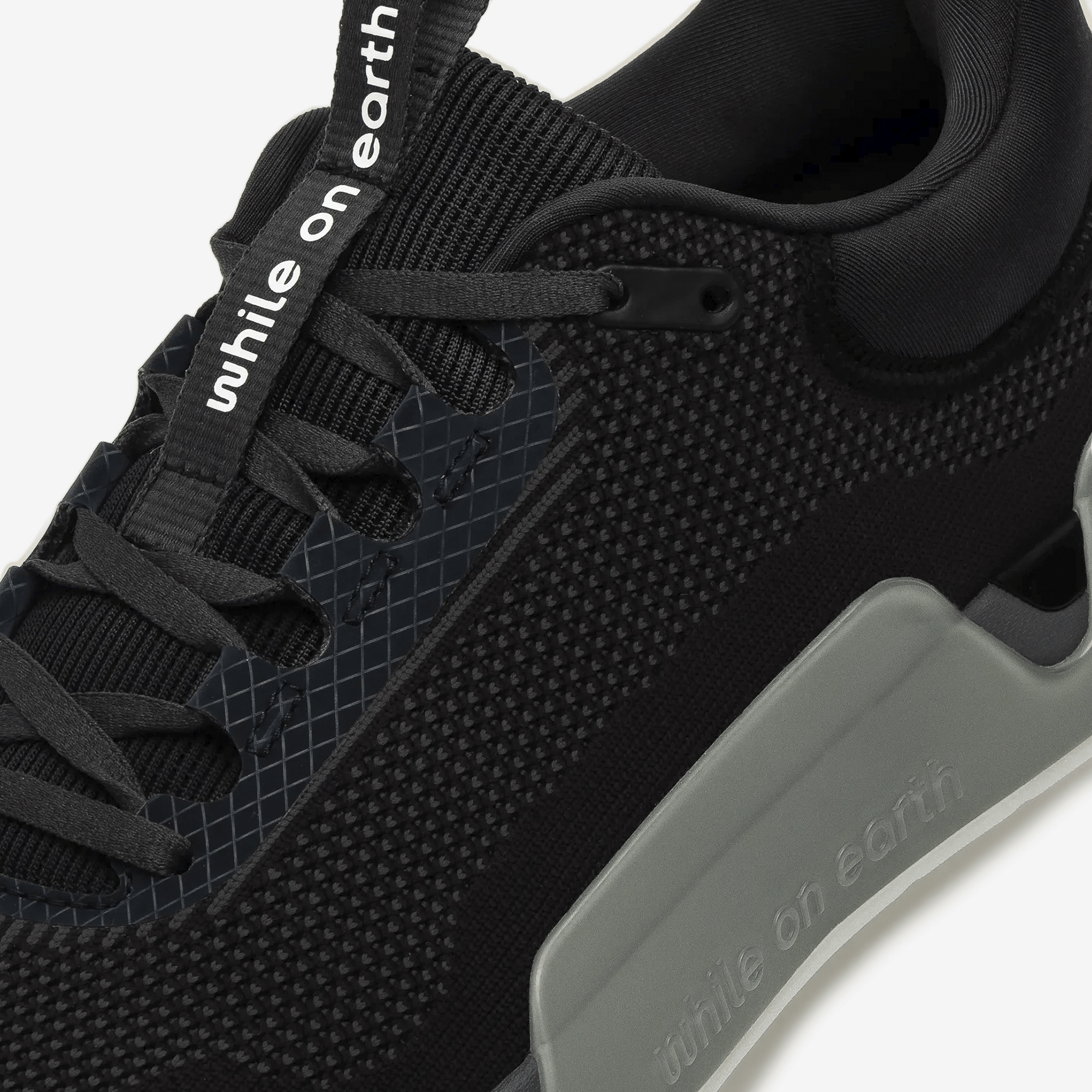 WHILE ON EARTH MOVE TRAINER FTN-black/moon