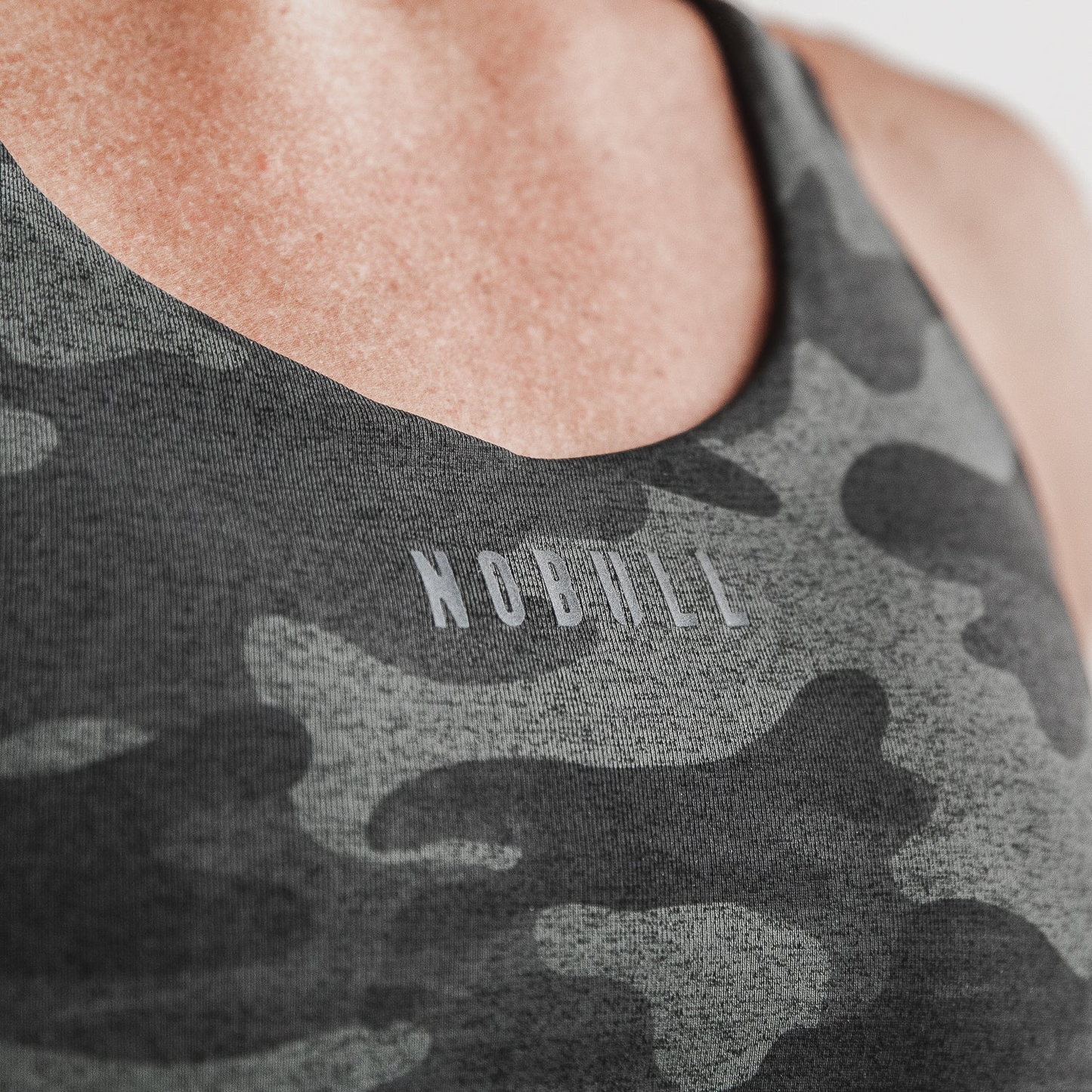 NOBULL Top - High Impact WRUNBRA-CHRCMO